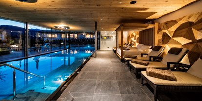 Wellnessurlaub - Finnische Sauna - Meran - Hallenbad by Night - Hotel Sun
