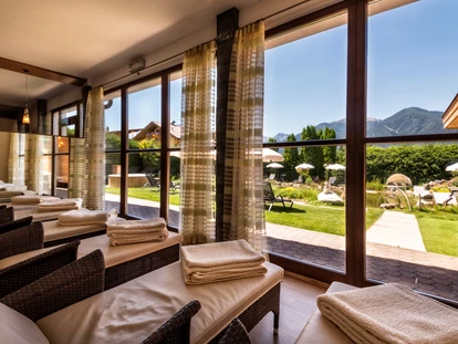 Wellnessurlaub - Außensauna - Luttach - Ruheräume mit Blick auf Naturbadeteich - Hotel Sun