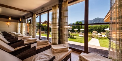 Wellnessurlaub - Lymphdrainagen Massage - Südtirol  - Ruheräume mit Blick auf Naturbadeteich - Hotel Sun