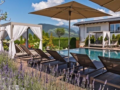 Wellnessurlaub - Hotel-Schwerpunkt: Wellness & Natur - St Ulrich - Schwimmbad außen - Hotel Sun