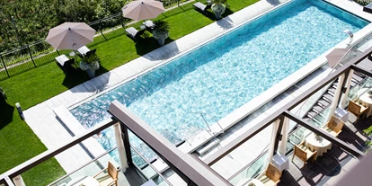 Wellnessurlaub - Pools: Außenpool beheizt - Gargazon bei Meran - Schwimmbad und Terrassenansicht - Hotel Patrizia