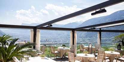 Wellnessurlaub - Peeling - Tirol bei Meran - Unsere Terrasse. Wir servieren in den Sommermonaten sowohl das Frühstück als auch das Abendessen auf der Terrasse.  - Hotel Patrizia