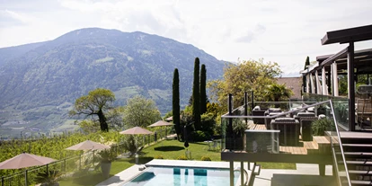 Wellnessurlaub - Peeling - Tirol bei Meran - Pool und Loungebereich - Hotel Patrizia
