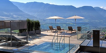 Wellnessurlaub - Pools: Außenpool beheizt - Hafling - Rooftop- Terrasse mit Whirlpool - Hotel Patrizia