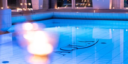 Wellnessurlaub - Fußreflexzonenmassage - Brudersdorf - Schwimmbad im Kerzenschein von über 100 Kerzen  - TRIHOTEL Rostock