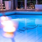 Wellnesshotel - Schwimmbad im Kerzenschein von über 100 Kerzen  - TRIHOTEL Rostock