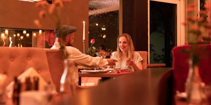 Wellnessurlaub - Lomi Lomi Nui - Ostseeküste - Restaurant 5 Elemente mit Kamin, Wasserfall und Walddecke mit Lichtemotionen - TRIHOTEL Rostock