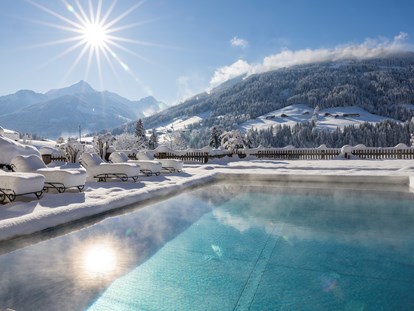 Wellnessurlaub - Panorama Pool mit Blick Galtenberg und Wiedersbergerhorn© Alpbacherhof Matthias Sedlak - Alpbacherhof****s - Mountain & Spa Resort