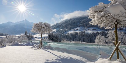 Wellnessurlaub - Hotelbar - Verschneiter Panoramagarten© Alpbacherhof Matthias Sedlak - Alpbacherhof****s - Mountain & Spa Resort