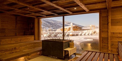 Wellnessurlaub - Finnische Sauna - Panoramasauna mit winterlicher Aussicht© Alpbacherhof Matthias Sedlak - Alpbacherhof****s - Mountain & Spa Resort