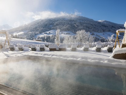 Wellnessurlaub - Biosauna - Kitzbühel - Whirlpool im Winter im Adults Only Bereich© Alpbacherhof Matthias Sedlak - Alpbacherhof****s - Mountain & Spa Resort