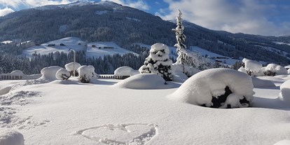 Wellnessurlaub - Hotelbar - Winterlicher Panoramagarten - Alpbacherhof****s - Mountain & Spa Resort