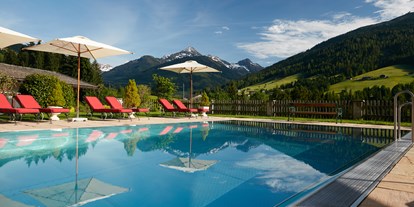 Wellnessurlaub - Restaurant - Panorama Wellnessgarten mit Pool und traumhafter Aussicht - Alpbacherhof****s - Mountain & Spa Resort