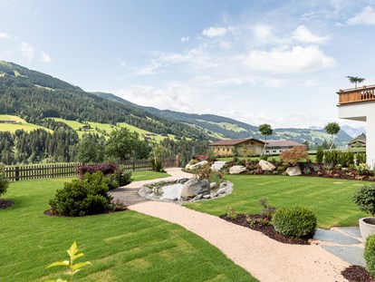 Wellnessurlaub - Umgebungsschwerpunkt: Berg - Kössen - Weites Panorama wohin das Auge reicht  - Alpbacherhof****s - Mountain & Spa Resort