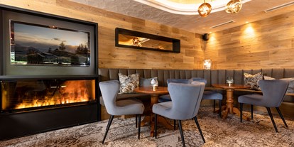 Wellnessurlaub - Hotelbar - gemütliche Sitzecke in der neuen, traumhaften Bar - Alpbacherhof****s - Mountain & Spa Resort