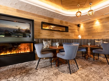 Wellnessurlaub - Restaurant - gemütliche Sitzecke in der neuen, traumhaften Bar - Alpbacherhof****s - Mountain & Spa Resort