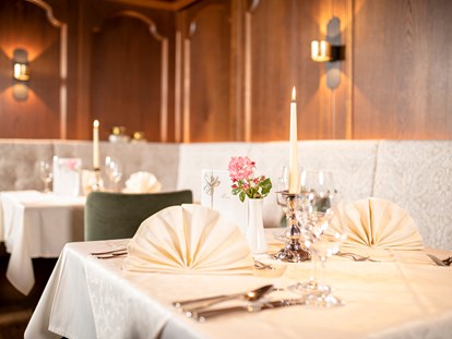 Wellnessurlaub - Hotelbar - Neu renoviertes Restaurant - edle Stoffe, warme Lichtelemente, stilvoll und elegant - Alpbacherhof****s - Mountain & Spa Resort