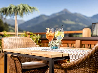 Wellnessurlaub - Hotelbar - Bad Tölz - Großzügige Sonnenterrasse mit herrlichem Panoramablick. Gemütlich fürs Frühstück oder den Nachmittagskaffee ... - Alpbacherhof****s - Mountain & Spa Resort