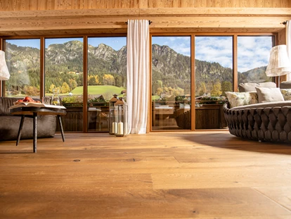 Wellnessurlaub - Außensauna - Luttach - Leselounge "Wolke 7" - gemütliches Holz, warme Farben, Bergsicht und viel Ruhe - Alpbacherhof****s - Mountain & Spa Resort