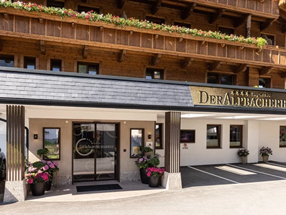 Wellnessurlaub - Außensauna - Luttach - Hoteleingang 4 Sterne Superior Hotel Der Alpbacherhof
 - Alpbacherhof****s - Mountain & Spa Resort