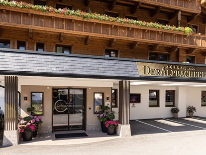 Wellnessurlaub - Pools: Innenpool - Hoteleingang 4 Sterne Superior Hotel Der Alpbacherhof
 - Alpbacherhof****s - Mountain & Spa Resort