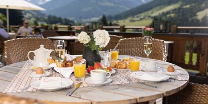 Wellnessurlaub - Entgiftungsmassage - PLZ 6213 (Österreich) - Herrliche Ausblicke beim reichhaltigen Frühstück auf der Panoramaterrasse
 - Alpbacherhof****s - Mountain & Spa Resort