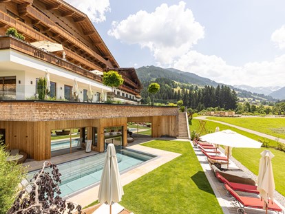 Wellnessurlaub - Peeling - Kitzbühel - Aussicht und Ruhe im Adults Only Garten mit Whirlpool - Alpbacherhof****s - Mountain & Spa Resort
