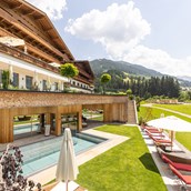 Wellnesshotel: Aussicht und Ruhe im Adults Only Garten mit Whirlpool - Alpbacherhof****s - Mountain & Spa Resort