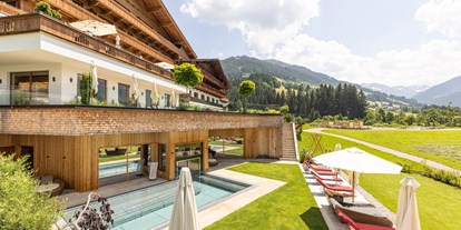 Wellnessurlaub - Ganzkörpermassage - Aussicht und Ruhe im Adults Only Garten mit Whirlpool - Alpbacherhof****s - Mountain & Spa Resort
