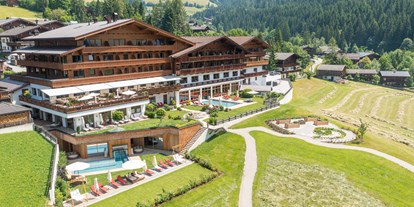 Wellnessurlaub - Hotel-Schwerpunkt: Wellness & Wandern - Tirol - Unverbaute Ausblicke, Ruhe und ganz viel Raum im Panoramagarten und der Panoramawiese - Alpbacherhof****s - Mountain & Spa Resort