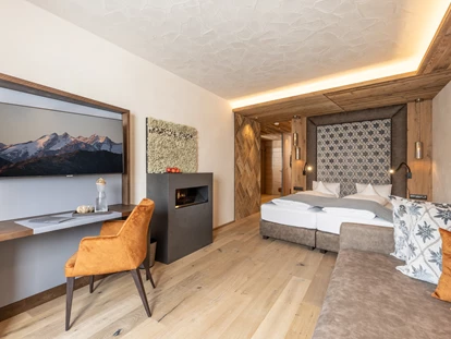 Wellnessurlaub - Hotelbar - Bad Tölz - Wohnkomfortzimmer Naturblick, neu seit Frühjahr 2021 - Blick ins Zimmer - Alpbacherhof****s - Mountain & Spa Resort
