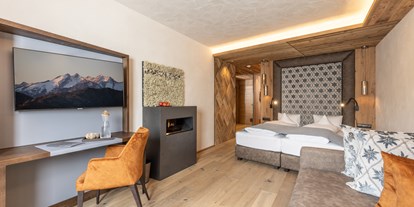 Wellnessurlaub - Hotelbar - Wohnkomfortzimmer Naturblick, neu seit Frühjahr 2021 - Blick ins Zimmer - Alpbacherhof****s - Mountain & Spa Resort