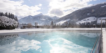 Wellnessurlaub - Kosmetikbehandlungen - Gerlos - Auch im Winter lohnt sich ein Bad im beheizten Außenpool. - Alpbacherhof****s - Mountain & Spa Resort