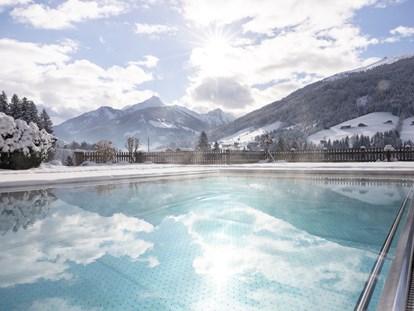 Wellnessurlaub - Pools: Innenpool - Auch im Winter lohnt sich ein Bad im beheizten Außenpool. - Alpbacherhof****s - Mountain & Spa Resort