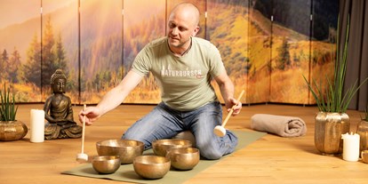 Wellnessurlaub - Hot Stone - Klangschalenmeditation mit unserem Yogalehrer Jan - Alpbacherhof****s - Mountain & Spa Resort