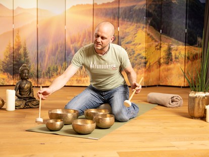 Wellnessurlaub - Dampfbad - Klangschalenmeditation mit unserem Yogalehrer Jan - Alpbacherhof****s - Mountain & Spa Resort