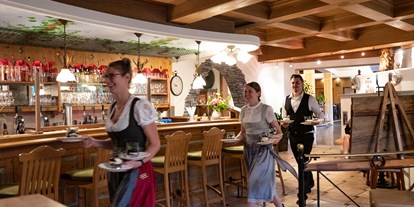 Wellnessurlaub - Kräutermassage - Fiss - 4* Hotel Erlebach - Wander- Wellness & Genusshotel in Vorarlberg