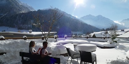 Wellnessurlaub - Kräutermassage - Fiss Fiss - 4* Hotel Erlebach - Wander- Wellness & Genusshotel in Vorarlberg