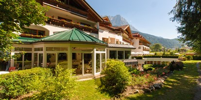 Wellnessurlaub - Infrarotkabine - Wald (Landkreis Ostallgäu) - Hotel Sommer von Außen - Hotel Alpen Residence