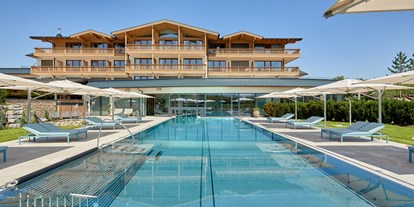 Wellnessurlaub - Pools: Außenpool nicht beheizt - Pichl (Abtenau) - Hotelgebäude mit Indoor-Outdoor-Pool - Laschenskyhof