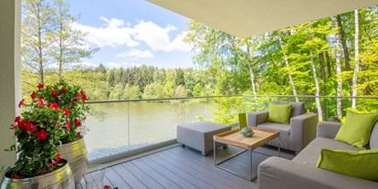 Wellnessurlaub - Rücken-Nacken-Massage - Wilgartswiesen - Lounge mit Seeblick - PETERS Hotel & Spa