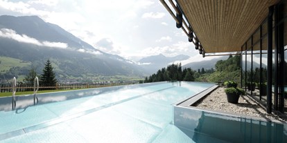 Wellnessurlaub - Hotel-Schwerpunkt: Wellness & Skifahren - Leogang Hütten - Infinity Pool mit Ausblick DAS.GOLDBERG - Das Goldberg