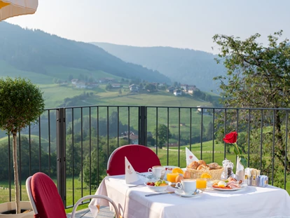 Wellnessurlaub - Fahrradverleih - St. Sigmund (Trentino-Südtirol) - Frühstück auf der Terrasse - Hotel Sonnenheim