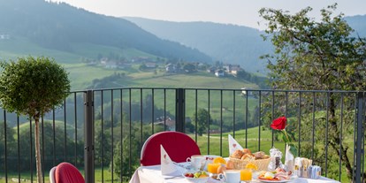 Wellnessurlaub - gayfriendly - Naturns bei Meran - Frühstück auf der Terrasse - Hotel Sonnenheim