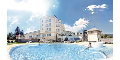 Wellnessurlaub - Pools: Außenpool nicht beheizt - Mühlviertel - Hotel Almesberger****s Außenpool im Sommer - Hotel Almesberger****s