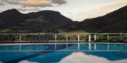Wellnessurlaub - Pools: Außenpool beheizt - Kreutern (Bad Ischl) - Außenpool Abends - IMLAUER Hotel Schloss Pichlarn
