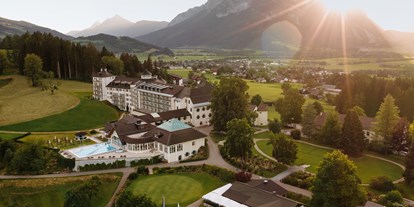 Wellnessurlaub - Bettgrößen: Doppelbett - Bad Aussee - IMLAUER Hotel Schloss Pichlarn, Drohnenaufnahme - IMLAUER Hotel Schloss Pichlarn