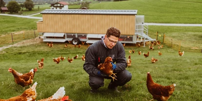 Wellnessurlaub - Gesichtsmassage - Kreutern (Bad Ischl) - eigene Hühner für frische Bio-Eier, Thema Nachhaltigkeit, IMLAUER Hotel Schloss Pichlarn - IMLAUER Hotel Schloss Pichlarn