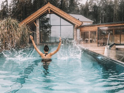 Wellnessurlaub - Finnische Sauna - Der Infinity Pool ist täglich von 7:30 bis 19:30 Uhr für Sie geöffnet (Winteröffnungszeiten: 7:30 bis 9:30 Uhr und 14:30 bis 19:00 Uhr) - Hotel Annelies