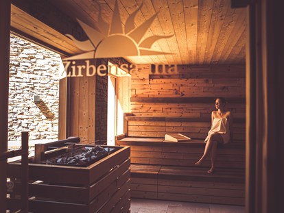 Wellnessurlaub - Finnische Sauna - Sauna für die Sinne
Entspannung in unserem Spa & Wellnessbereich. Vom Dampfbad über Salzsauna bis hin zur Zirbensauna. Freuen Sie sich auf "Wellness unter dem Sternenhimmel" mit viel Ruhe, Wärme und Wohlfühlmomenten bei herrlich wohltuenden Massagen und Beauty-Behandlungen.
 - Hotel Annelies